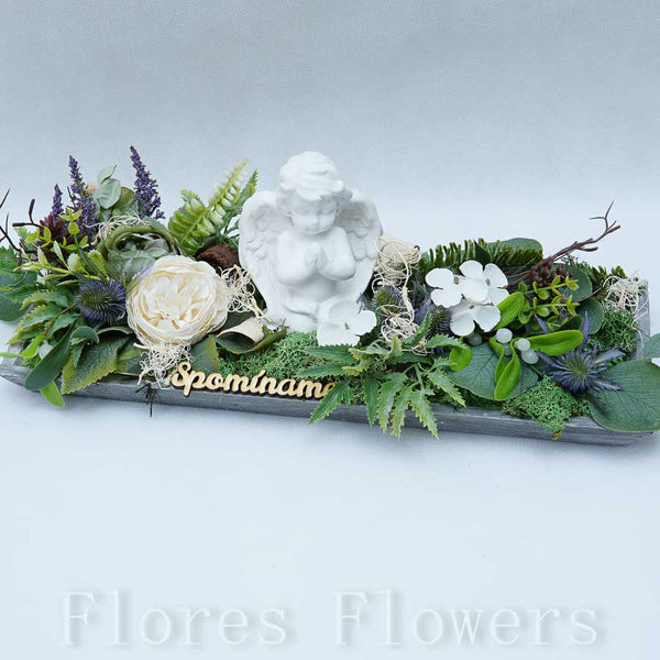 Dekorácia na drevenej podložke s anjelom, 40x15x10cm, krémovo-zelená