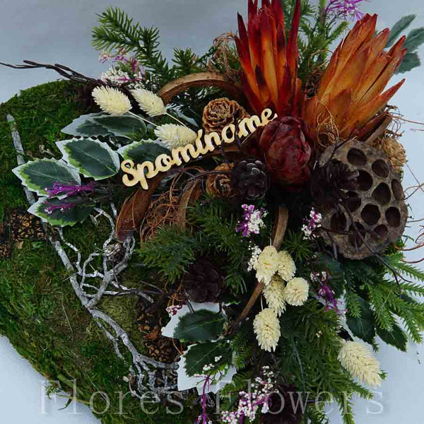 Dekorácia v machovom obale s proteou, 30x30cm