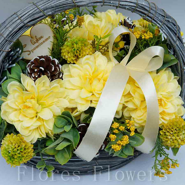 Dekorácia v prútenom košíku, 35x30x25cm, žltá