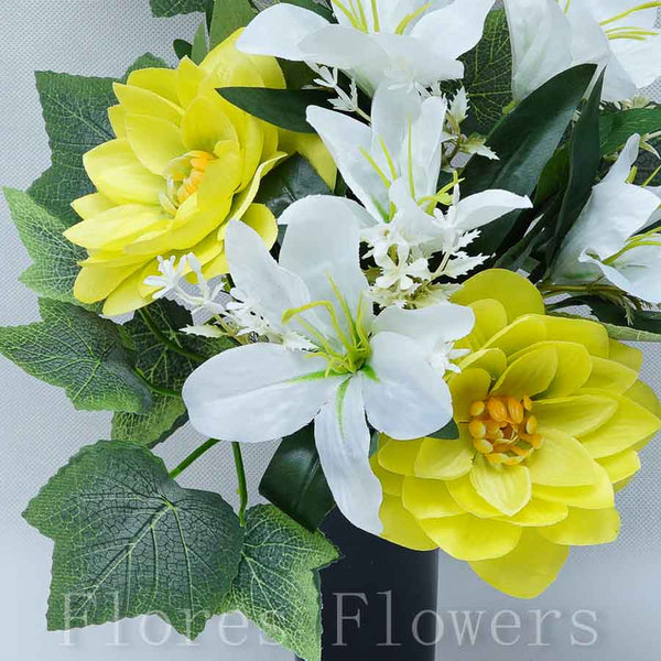 Zaťažená ikebana na vsunutie do vázy /spodok 5x15cm/, 45x25cm, krémovo-zelená