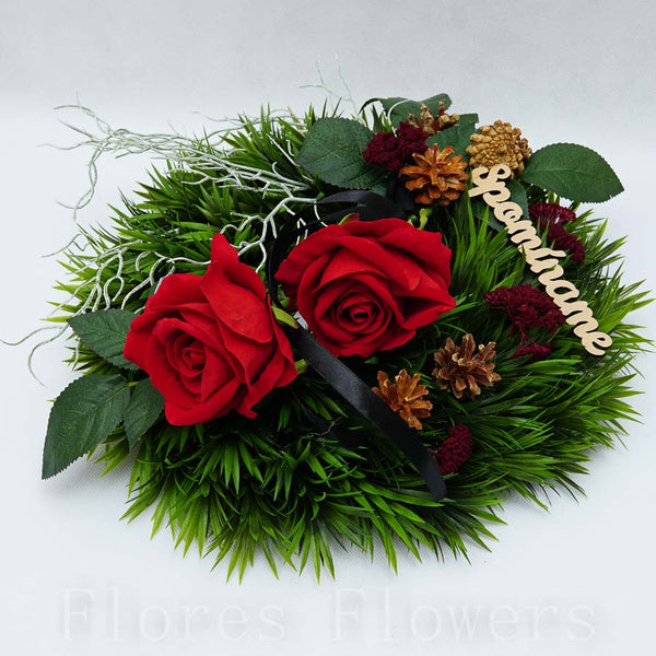 Plastový venček s červenými ružami, 35cm