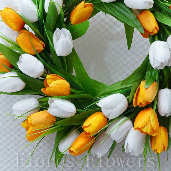 Venček prútený z  oranžovo-bielych tulipánov, 38cm